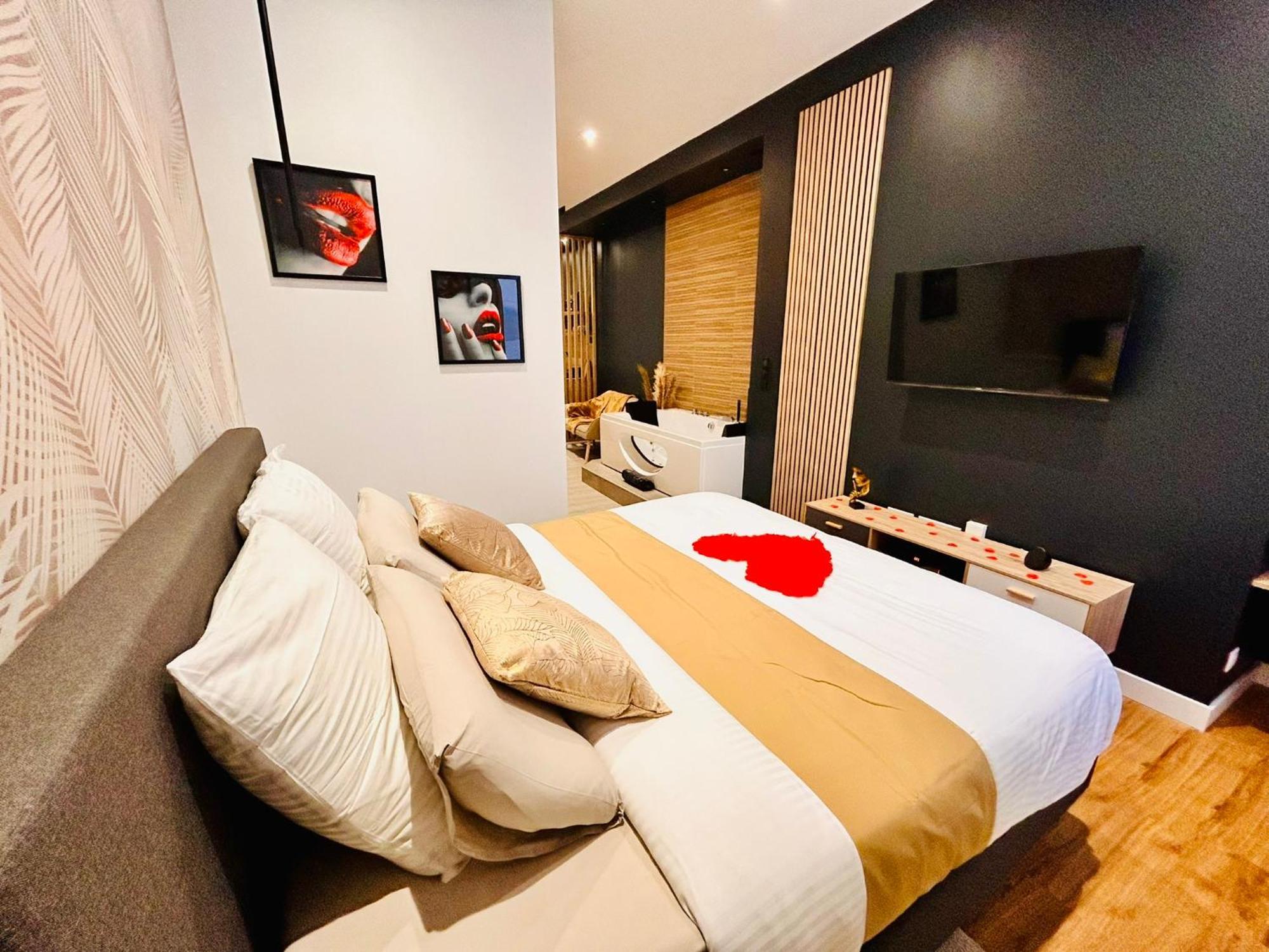 Cosy Jacuzzi - Secrets D'ana Apartment